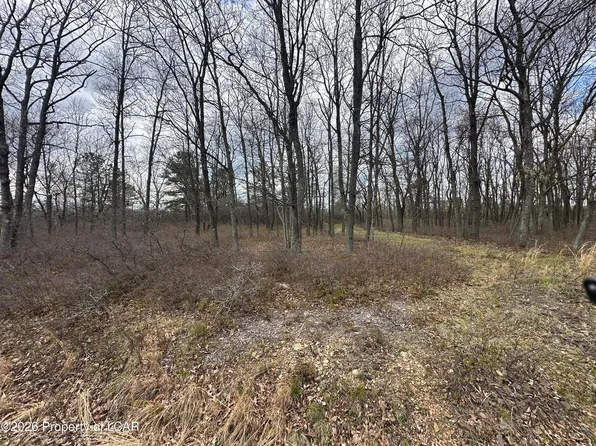 365 Honeysuckle Dr, Hazleton, PA 18202