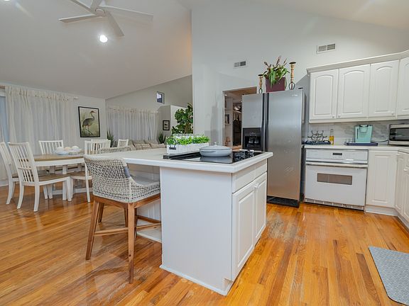 5th image of 944 Lakeview Dr