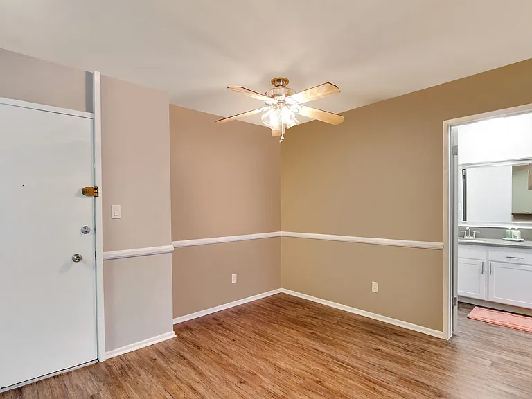 5830 Reseda Boulevard — Photo 101