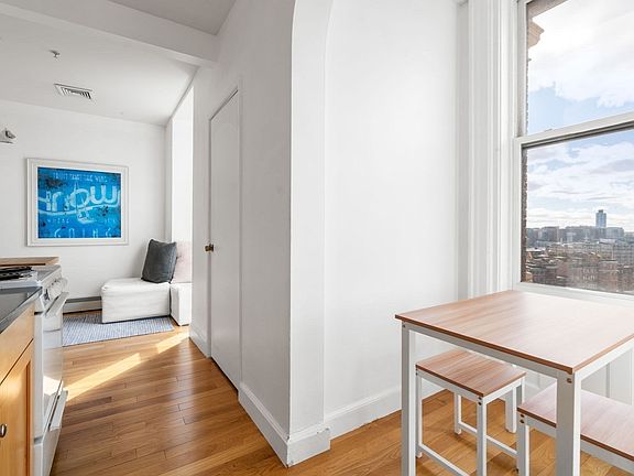 3rd image of 483 Beacon St #Penthouse 4a