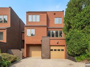 53 Hidden Ledge Rd, Englewood, NJ 07631