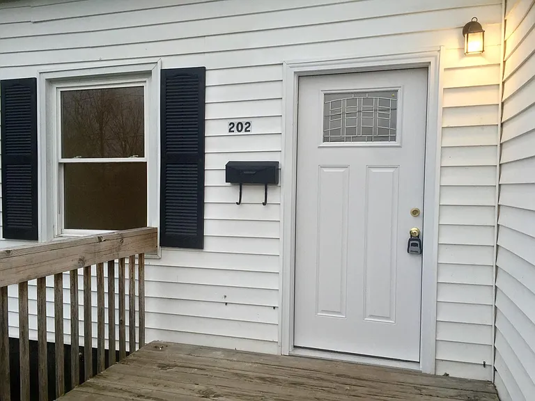 202 N Queen St — Photo 3