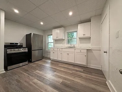 3 bed, 1.0 bath, 825 sqft, $2,800 — Photo 2