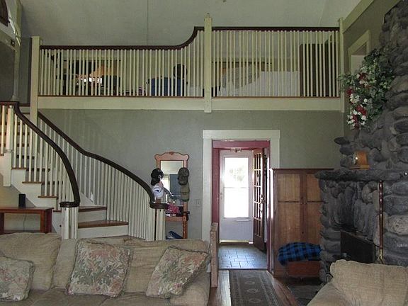 5th image of 147 Fairbanks St