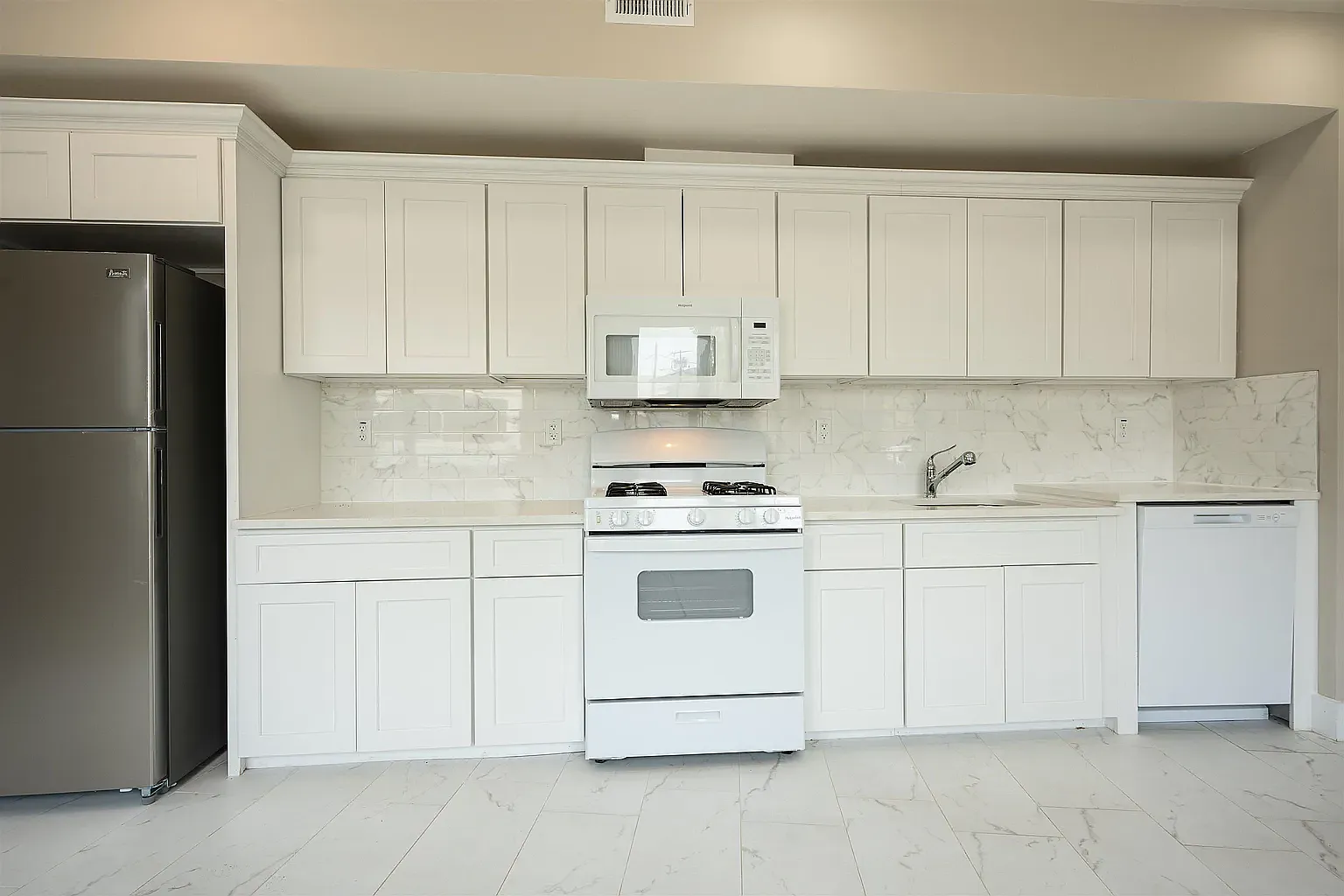 2 bed, 902 sqft, $3,000 — Photo 3