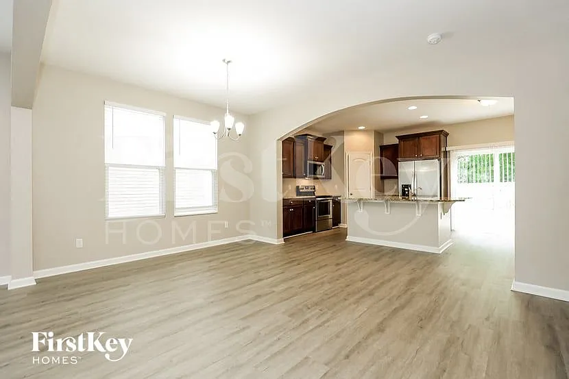 5 bed, 3.5 bath, 2967 sqft, $2,985 — Photo 4