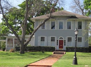613 E 7th St, Cameron, TX 76520
