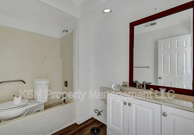 2220 E Victory Dr #24 — Photo 14