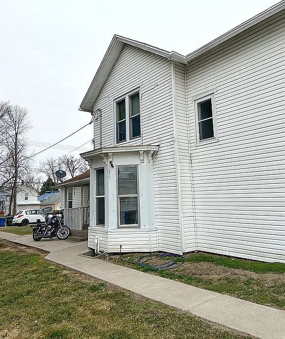 2nd image of 805 E 6th St