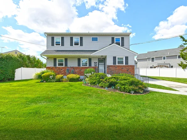 63 Michele Ter, Massapequa Park, NY 11762