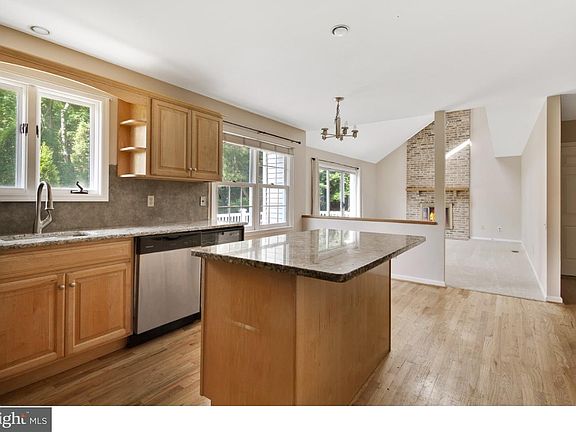 4th image of 314 Charleston Dr