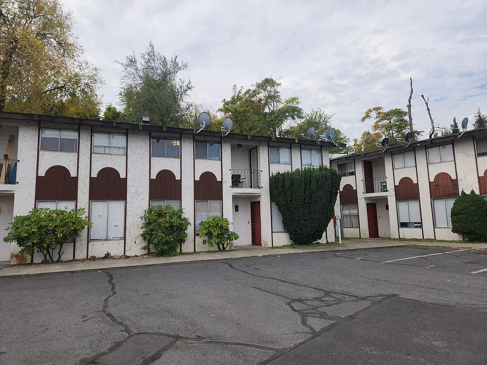 2012 W Lincoln Ave