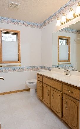 5th image of 983 Burke Ave W