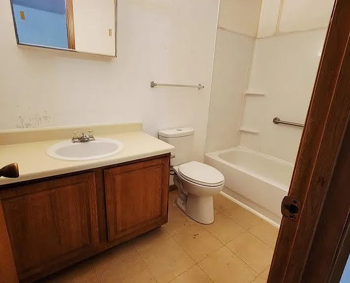236 Ashwood Dr #C — Photo 3