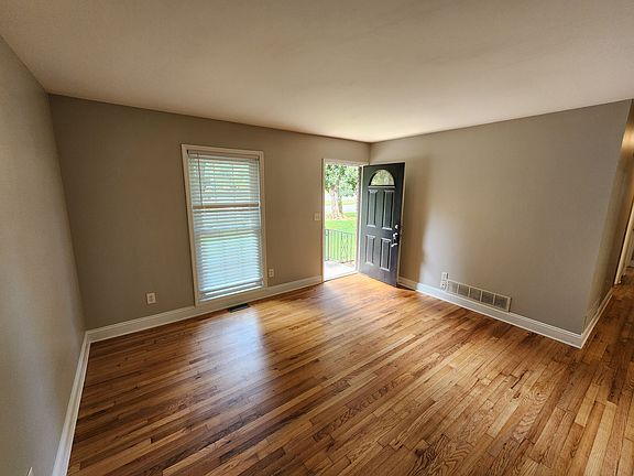 4th image of 829 E Glochester Pl