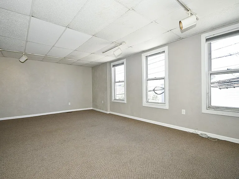 1606 Bingham St — Photo 9