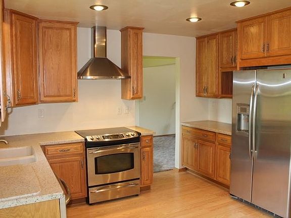 4th image of 8065 N Greenview Ct