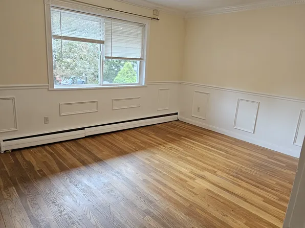 72 W Shore Rd APT 204, Warwick, RI 02889