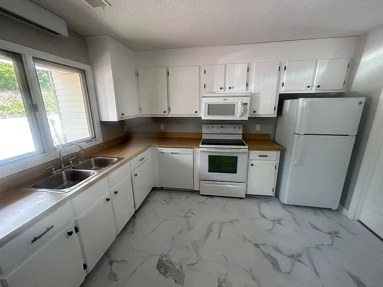 137 Lionsgate Dr — Photo 5