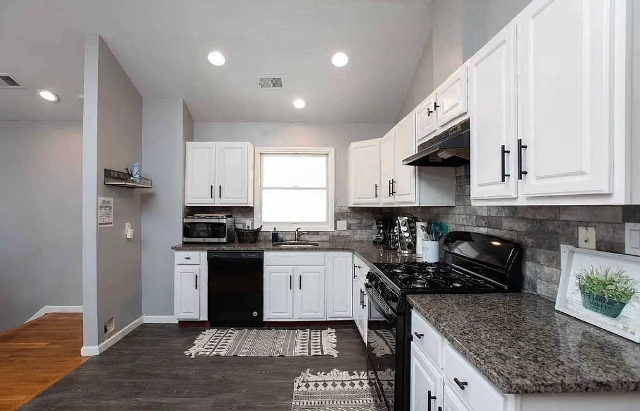 119 Armstrong Ave — Photo 2