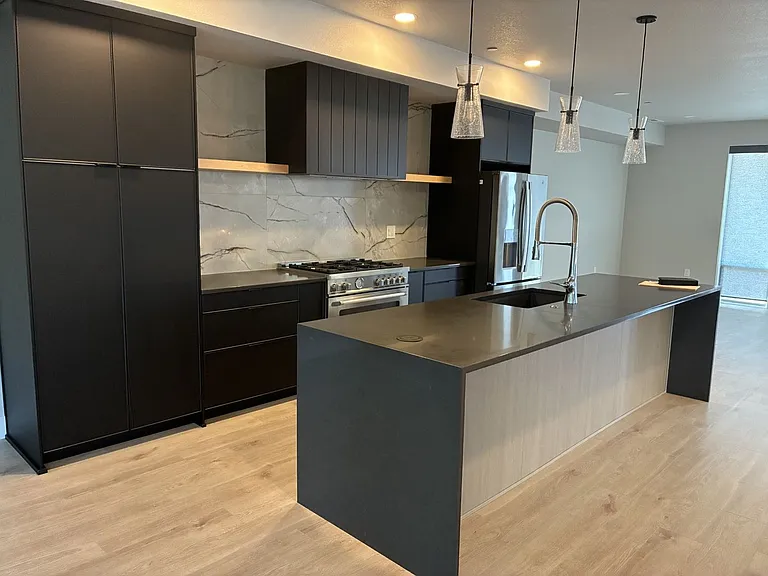 623 SW Lobelia St — Photo 4