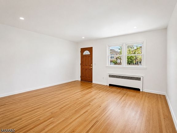 5th image of 811 Hussa St