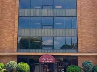 390 Gorge Rd #C0302-302, Cliffside Park, NJ 07010