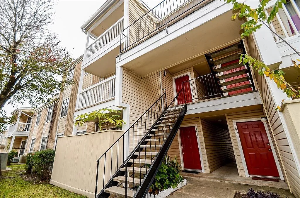 2 bed, 1.0 bath, 796 sqft, $1,075 — Photo 1