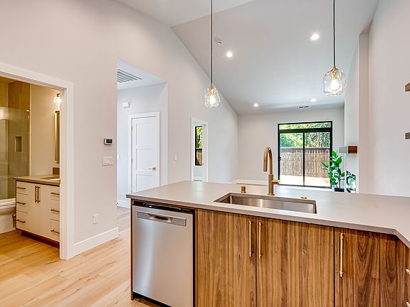 5th image of 11010 NE 54th Ave #B