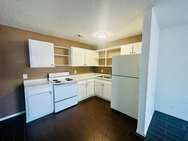 1 and 2 Bedrooms Great Location with Community Pool and Onsite Laundry! 1/2 of Mile from U of A — Photo 101