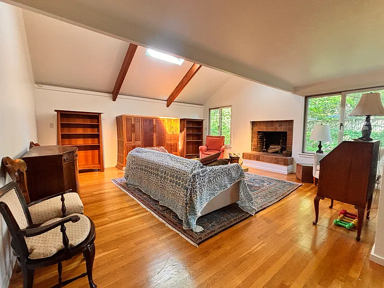 8 Bond St — Photo 3