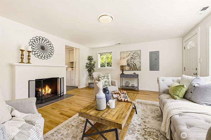 4th image of 2722 NE Blakeley Street