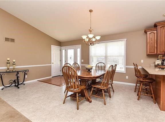 Breakfast area and foyer