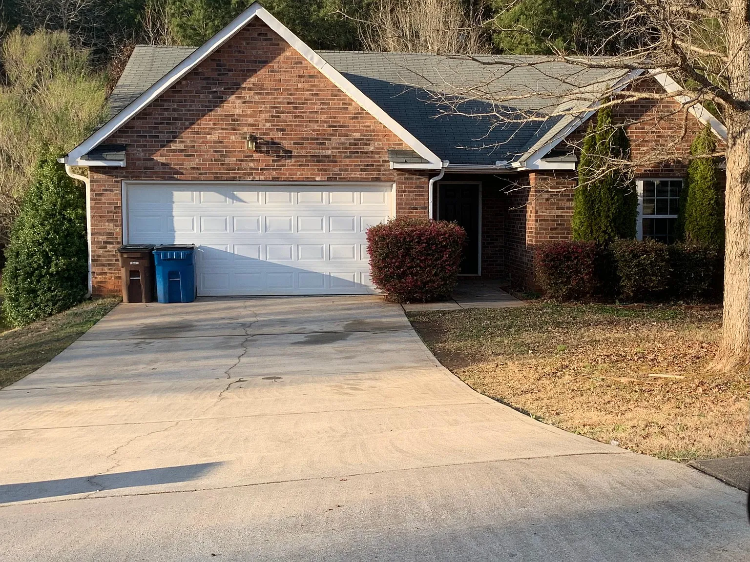 3 bed, 1270 sqft, $1,900 — Photo 1
