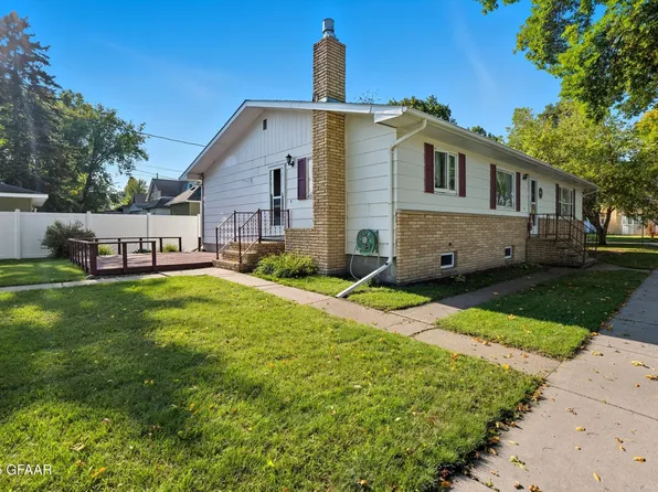 322 N 7th St, Grand Forks, ND 58203