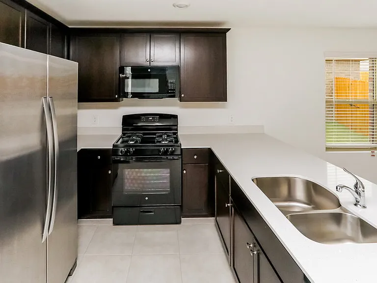 1017 Crestview Dr — Photo 8