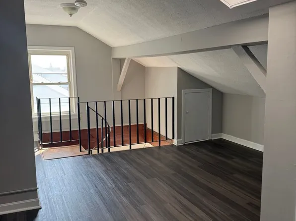 Pioneer Village Gray 7-unit bld. - 62 Franklin Street, 62 Franklin St APT 22, Westfield, MA 01085