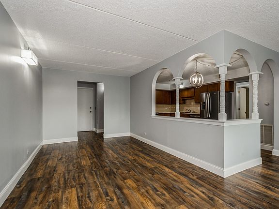 3rd image of 6121 N Northwest Hwy APT 303