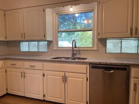 3rd image of 2619 Berry Ave