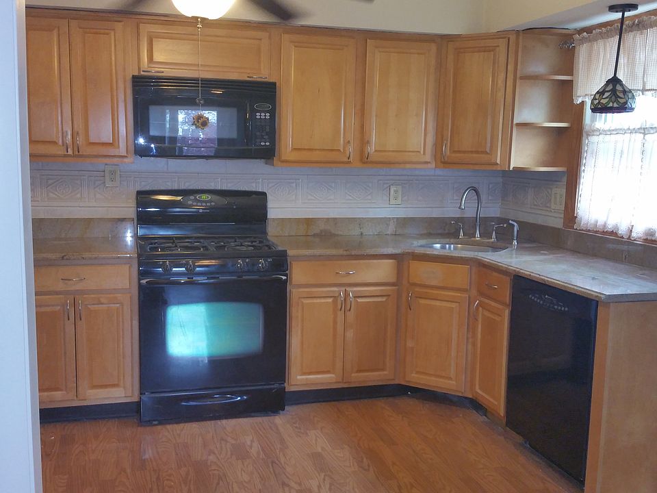 Spacious, bright 1st floor 2 bedroom, new eat in kitchen, gr