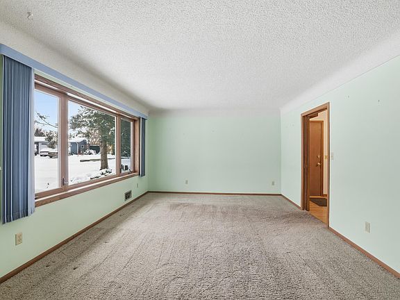 3rd image of 380 Barry Dr
