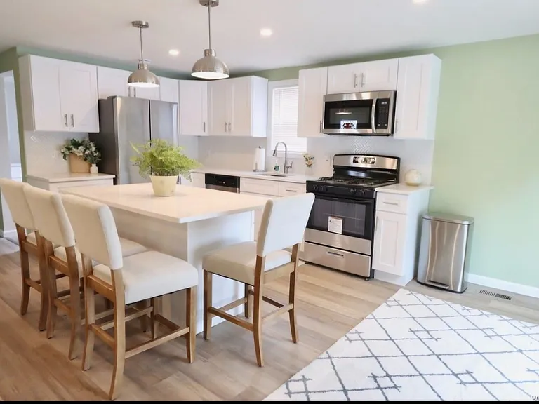 89 Lynbrook Dr — Photo 3
