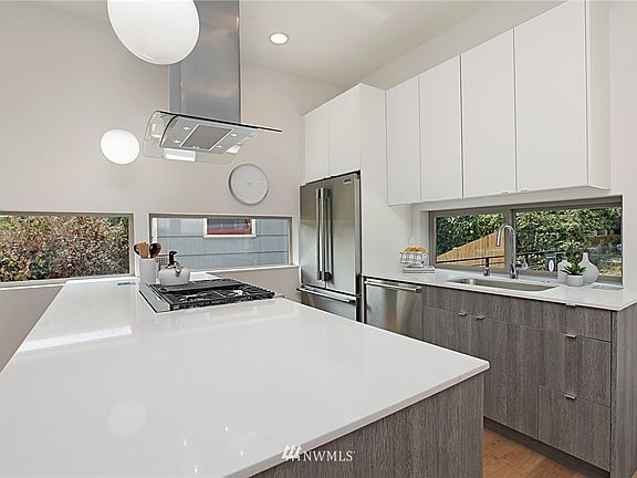 4th image of 3041 B 21st Avenue W
