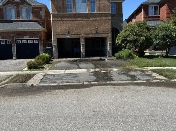3219 Flagstone Dr, Mississauga, ON L5M 7T8