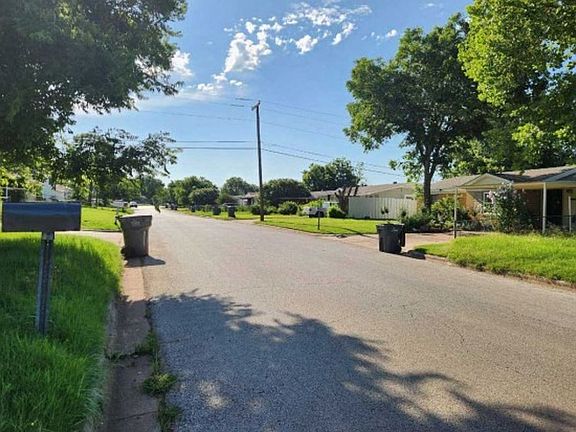 Exterior Neighborhood (street photo)