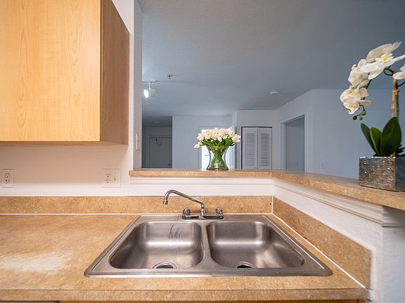 4th image of 715 Crestview Dr #204