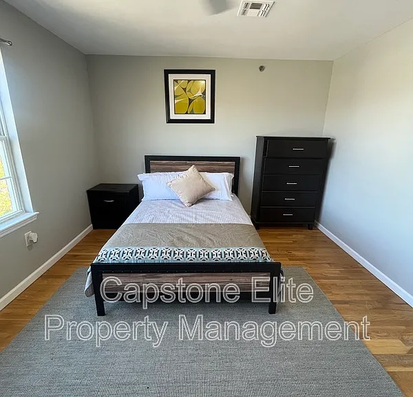 117 Hudson St S #3-3-4 — Photo 4