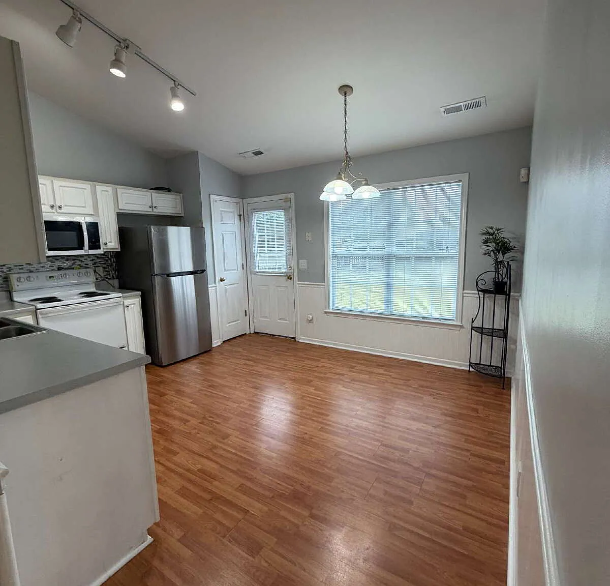3 bed, 2.0 bath, 1179 sqft, $1,755 — Photo 3