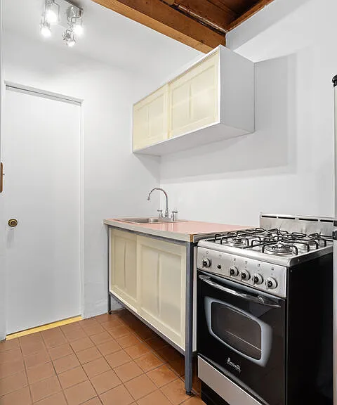 24 Westminster Ave #4 — Photo 11