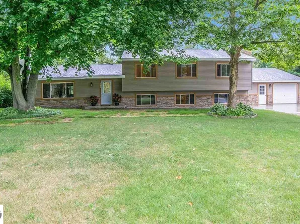 544 9th St, Frankfort, MI 49635